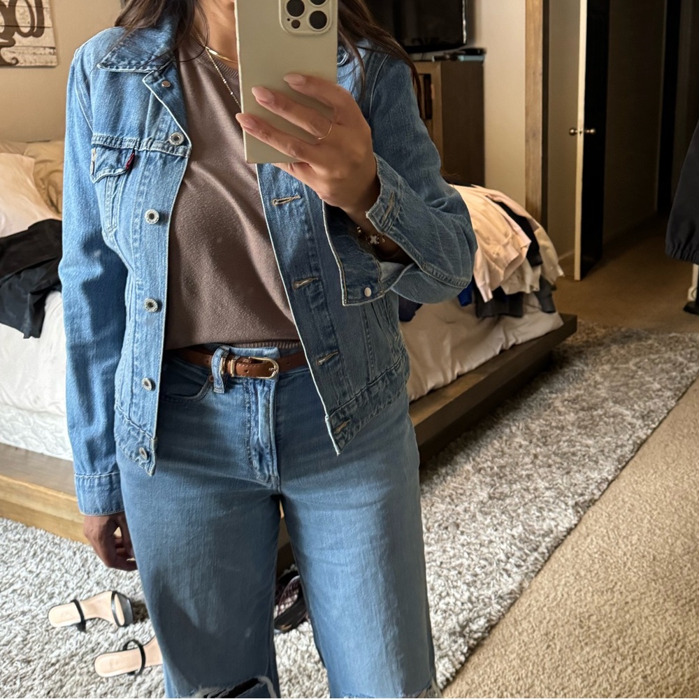 Classic Blue Denim Women's LEVIS Jean jacket - Picture 2 of 5